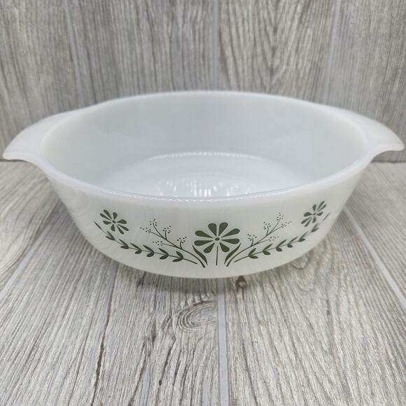 Vintage Pyrex Casserole Dish Spring Blossom Green Daisy 8.5" USA‎ Ovenproof - Picture 1 of 7